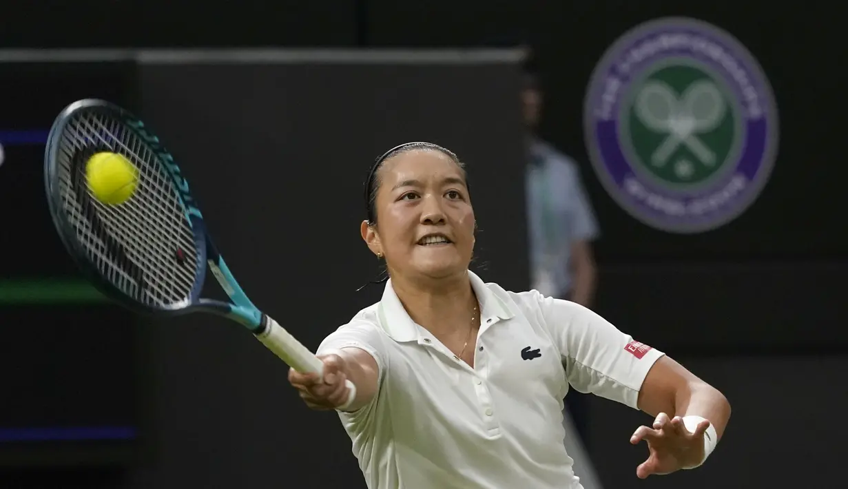 Petenis Prancis Harmony Tan mengembalikan bola pukulan Serena Williams dari AS dalam pertandingan tunggal putri putaran pertama kejuaraan tenis Wimbledon di London, Selasa (28/6/2022). Harmony Tan menang atas Serena 7-6, 1-6, 7-6 (10-7). (AP Photo/Alberto Pezzali)