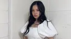 Tampil dalam busana berwarna putih, penampilan Lee Hi terlihat sederhana namun menawan. Detail lengan balon yang digunakan pun menambah kesan elegan terhadap pelantun Only ini. (Liputan6.com/IG/@leehi_hi)
