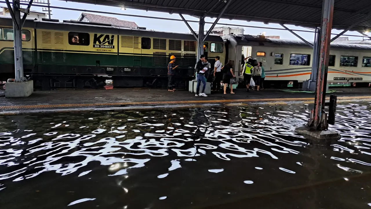 Hujan lebat yang terjadi sejak Rabu siang hingga malam membuat beberapa titik di Kota Semarang kebanjiran termasuk  Stasiun Semarang Tawang. Sejumlah perjalanan kereta terganggu. (Dok PT KAI)