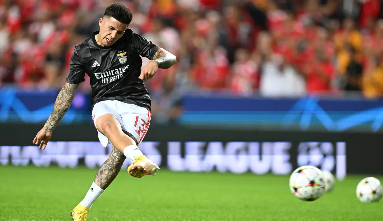 <p>Gelandang Benfica, Enzo Fernandez menendang bola sebelum bertanding melawan PSG pada grup H Liga Champions di stadion Luz di Lisbon pada 5 Oktober 2022. Performa apik di Piala Dunia 2022 bersama timnas Argentina menjadi alasan Chelsea memboyong sang pemain. (PATRICIA DE MELO MOREIRA / AFP)</p>