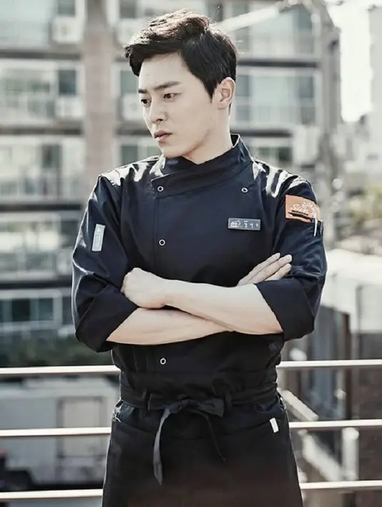 Saat bermain di drama Oh My Ghost, Jo Jung Suk menjadi seorang chef yang galak dan perhatian. (Foto: pinterest.com)