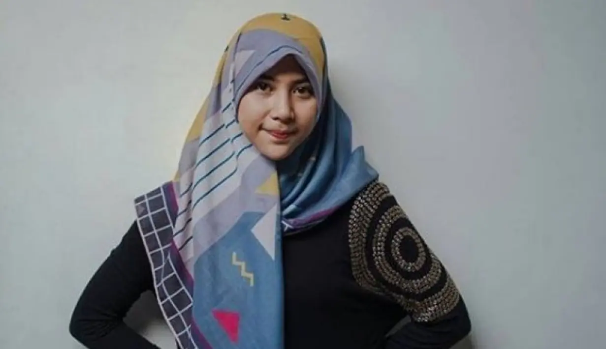 Perempuan kelahiran 8 Agustus 1993 saat pakai hijab berhasil bikin pangling. Ia terlihat kalem dengan hijab. Potret Dinda pakai hijab pun banjir dukungan dari netizen yang mendoakan agar suatu saat ia konsisten berhijab. (Liputan6.com/IG/adindathomas)