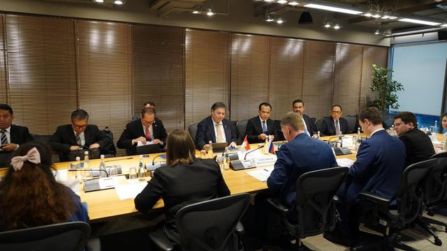 Menteri Koordinator Bidang Perekonomian Airlangga Hartarto mengadakan pertemuan khusus dengan sejumlah pejabat Rusia.