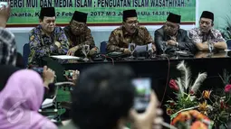 Wakil Ketua Umum MUI Zainut Tauhid Sa'adi (tengah) membacakan sikap resmi atas tudingan-tudingan yang dilancarkan kepada KH Ma'ruf Amin dalam persidangan ke delapan kasus penodaan agama, di Gedung MUI, Jakarta, Kamis (2/2). (Liputan6.com/Faizal Fanani)