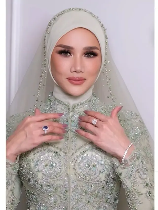 Makeup Soft Maia Estiany dan Bulu Mata Lentik Mulan Jameela di Akad Nikah Al Ghazali-Alyssa Daguise