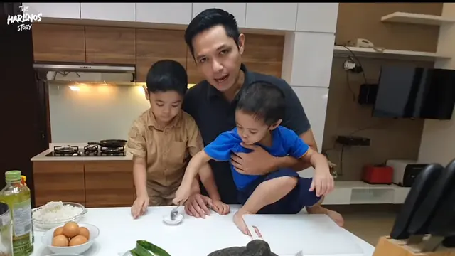 7 Momen Kebersamaan Keluarga Dude Harlino dan Alyssa Saat Masak 'Di Rumah Aja'