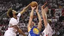 Pemain Blazers guard, Allen Crabbe (23) dan Mason Plumlee (24) menghadang tembakan pemain  Warriors, Klay Thompson (11) ipada laga NBA Playoffs di Moda Center, Rose Quarter, Portland, (10/5/2016) WIB. (Mandatory Credit: Jaime Valdez-USA TODAY Sports)