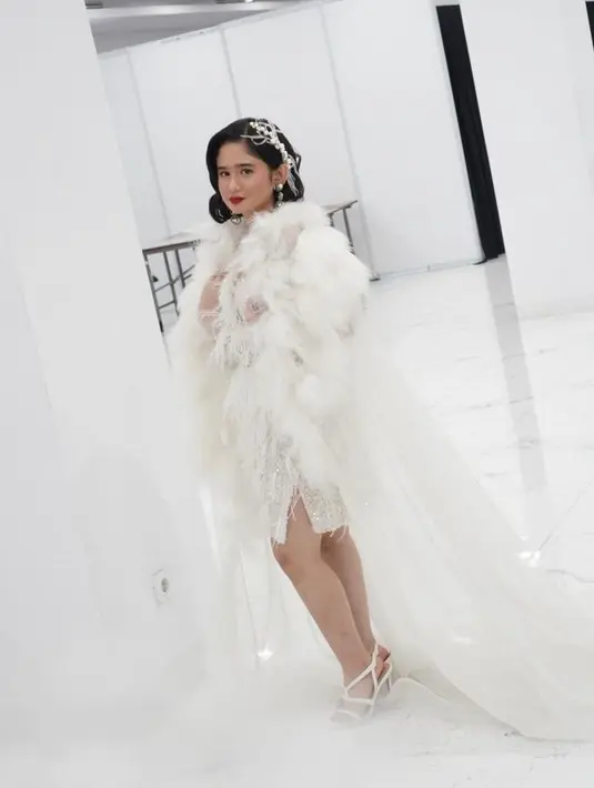 Gayanya disempurnakan dengan headpiece dan anting panjang mutiara. (Instagram/tissabiani).