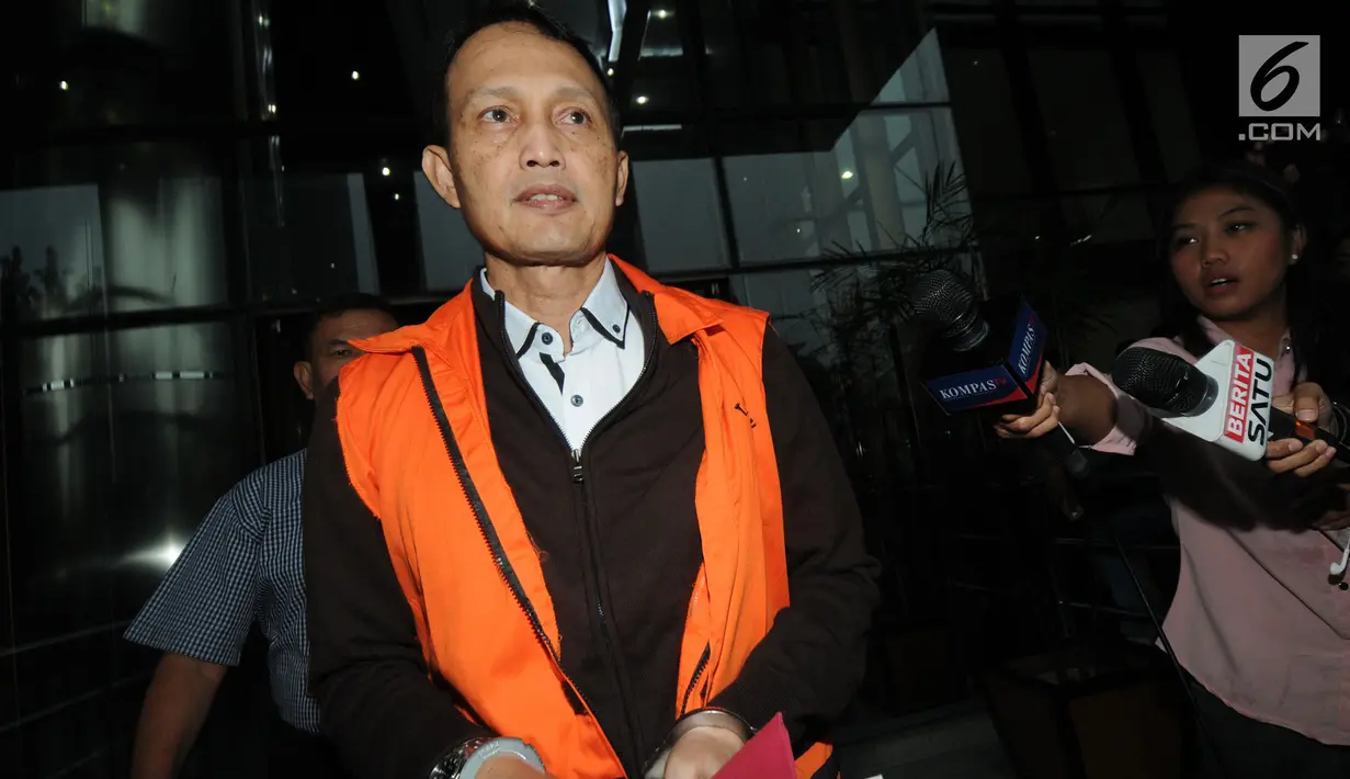 Direktur Teknologi dan Produksi PT Krakatau Steel (Persero) Wisnu Kuncoro seusai menjalani pemeriksaan di Gedung KPK, Selasa (2/4). Wisnu menjalani pemeriksaan perdana sebagai tersangka pasca OTT KPK dalam kasus dugaan suap pengadaan barang dan jasa di PT Krakatau Steel. (merdeka.com/Dwi Narwoko)