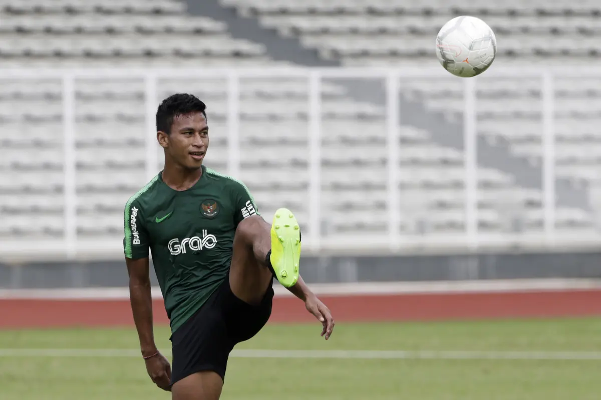Pemain Timnas Indonesia U-22, Osvaldo Haay, mengontrol bola saat latihan. (Bola.com/Yoppy Renato)
