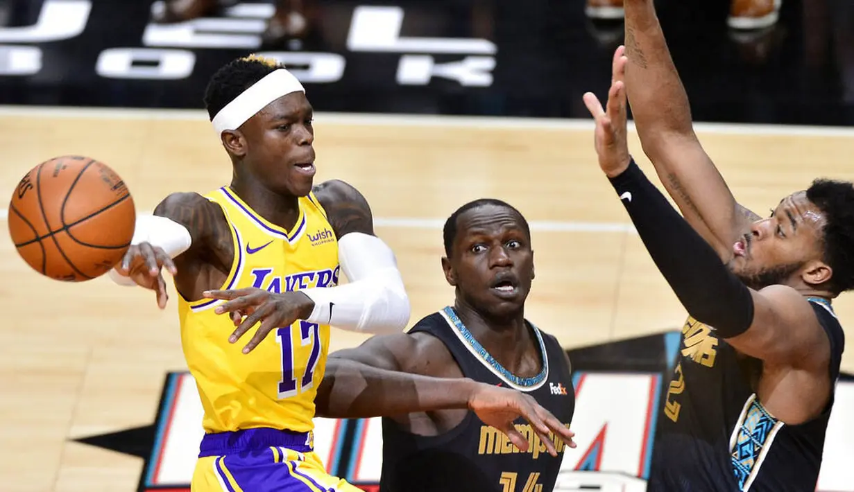 Pebasket Los Angeles Lakers, Dennis Schroder, mengoper bola saat melawan Memphis Grizzlies pada laga NBA, Rabu (6/1/2021). LA Lakers menang tipis 94-92 atas Grizzlies. (AP Photo/Brandon Dill)