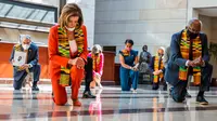 Ketua DPR Nancy Pelosi (kiri) bersama beberapa anggota Kongres AS dari Fraksi Demokrat berlutut dan mengheningkan cipta di Gedung Kongres AS, Senin (8/5/2020). Mereka berlutut untuk memberikan penghormatan terhadap mendiang George Floyd dan korban kebrutalan polisi lainnya. (AP/Manuel Balce Ceneta)