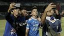 Suporter melakukan foto bersama dengan pemain Persib Bandung, Kim Jeffrey Kurniawan, usai mengalahkan Persija Jakarta pada laga Liga 1 di Stadion GBLA, Jawa Barat, Minggu (23/9/2018). Persib menang 3-2 atas Persija. (Bola.com/M Iqbal Ichsan)