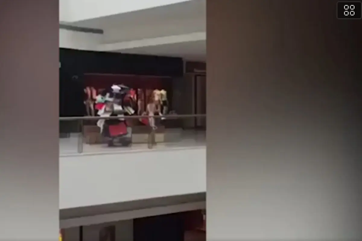 Bawain Belanjaan Istri, Pria Ini Mirip Toko Paper Bag Berjalan