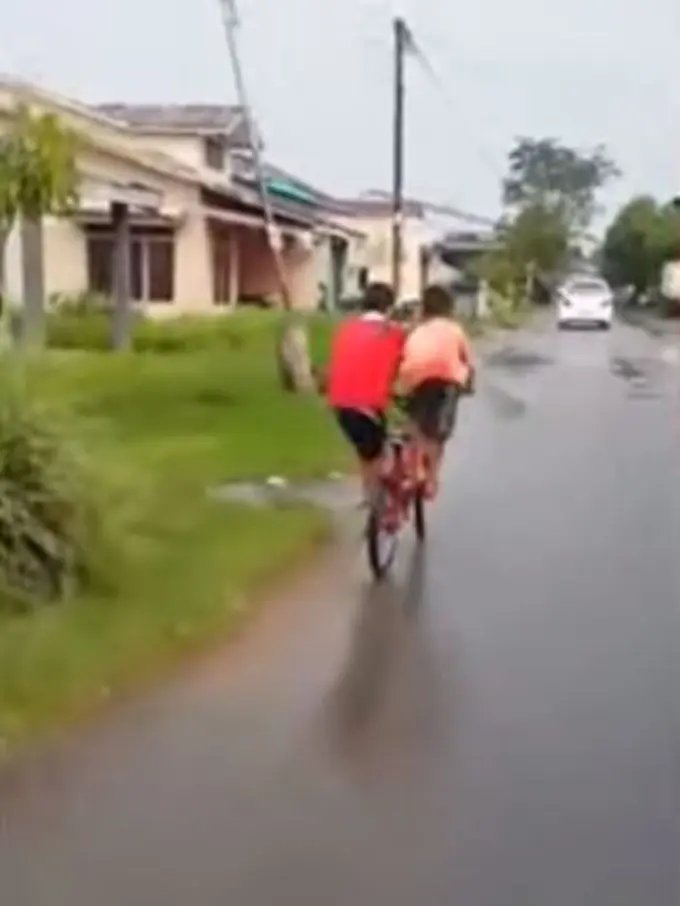 Cara Unik Anak Pontianak Mengendarai Sepeda, Dijamin Ngakak!