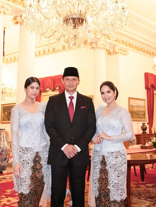 Almira yang sudah remaja ini selalu tampil memukau di setiap tampilannya. Kecantikannya pun mengalahkan sang mamah, Annisa Pohan. Begitu pun saat pelantikan sang ayah. [credit/Bintang Radityo]