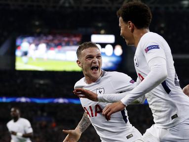 Bek Tottenham Hotspur, Kieran Trippier, merayakan gol yang dicetak oleh Dele Alli ke gawang Real Madrid pada Liga Champions di Stadion Wembley, London, Rabu (1/11/2017). Tottenham Hotspur menang 3-1 atas Real Madrid. (AFP/Adrian Dennis)