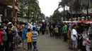 Ribuan masyarakat datang meramaikan area rumah kediaman almarhum Olga Syahputra, Jakarta, Sabtu (28/3/2015). Mereka ingin memberikan penghormatan terakhir untuk Olga Syahputra. (Liputan6.com/Fachrur Rozie)