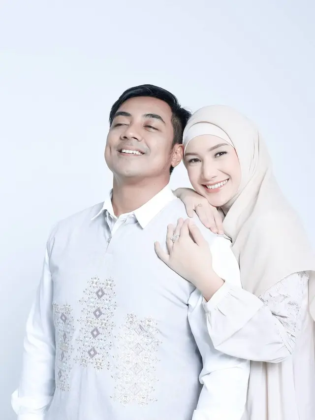 6 Momen Kompak Ustaz Kondang Tanah Air Bersama Istri, Pakai Baju Senada