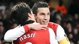 Selebrasi Robin van Persie yang disambut Samir Nasri, usai membuka kemenangan Arsenal 3-1 atas Partizan Belgrade pada partai pamungkasGrup H Liga Champions di Emirates Stadium, 9 Desember 2010. AFP PHOTO/CARL DE SOUZA