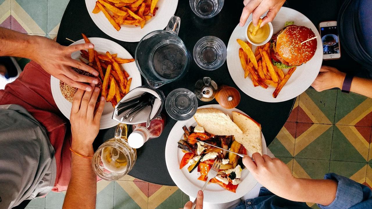 Ilustrasi Makan Besar (Pixabay)