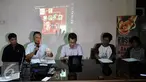 Koordinator Komite aksi solidaritas untuk munir, M. Choirul Anam bersama sejumlah aktivis solidaritas untuk munir melakukan jumpa pers terkait tindak lanjut penuntasan Kasus Munir di kantor LBH, Jakarta, Minggu (30/10). (Liputan6.com/Johan Tallo)