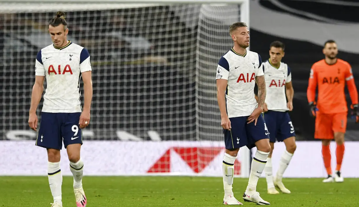 Para pemain Tottenham Hotspur tampak lesu usai gagal menaklukkan West Ham United pada laga Liga Inggris Senin (19/10/2020). Kedua tim bermain imbang 3-3. (Neill Hall/Pool via AP)