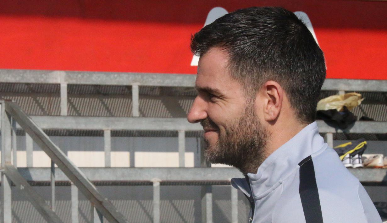 Pelatih Timnas Indonesia, Simon McMenemy, mengamati latihan Timnas Indonesia U-22 di Lapangan AIA, Phnom Penh, Kamis (21/2). Latihan ini persiapan jelang laga Piala AFF U-22 melawan Kamboja. (Bola.com/Zulfirdaus Harahap)