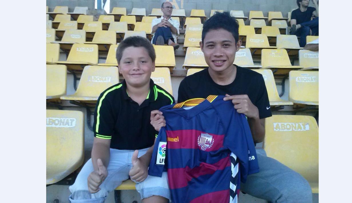 Evan Dimas Darmono disambut fan klub Katalan, UE Llagostera, saat hadir pertama kali di markas klub anggota Divisi Dua Spanyol tersebut. (Dok. pribadi)