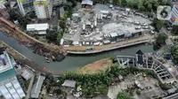 Pandangan udara proyek pembangunan sodetan Kali Ciliwung di Banjir Kanal Timur (BKT), Jakarta Timur, Senin (20/2/2023). Progres pembangunan sodetan Kali Ciliwung menuju BKT sudah mencapai 62 persen. Proyek yang menelan biaya mencapai Rp1,2 triliun ini ditargetkan berfungsi paling lambat April 2023. (merdeka.com/Iqbal S Nugroho)