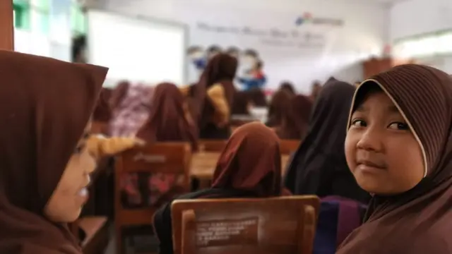 Sejumlah siswa SDN Karaha Bodas nampak sumringah mengikuti kegiatan pengenalan panas bumi 'Goes to School' PGE Area Karaha, kemarin