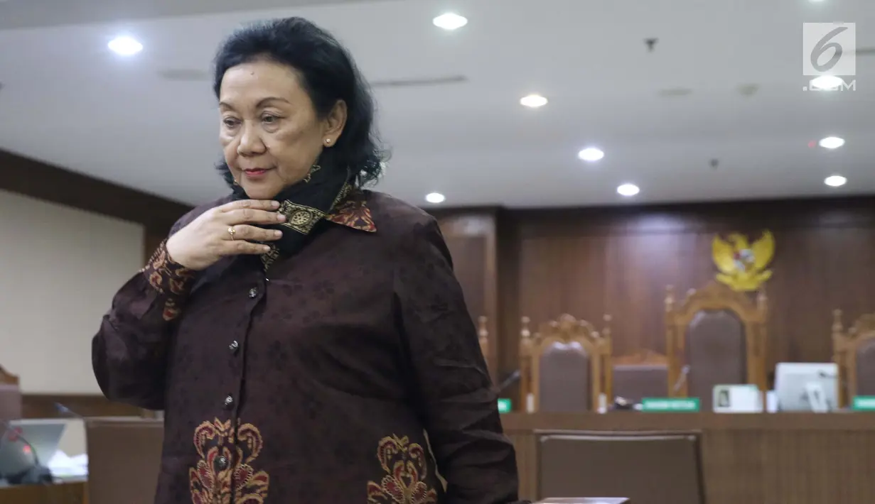 Mantan Sekjen Kemendagri, Diah Anggraeni saat jeda menjadi saksi pada sidang lanjutan dugaan korupsi e-KTP dengan terdakwa Markus Nari di Pengadilan Tipikor, Jakarta, Rabu (11/9/2019). Sidang mendengar keterangan saksi-saksi, salah satunya Diah Anggraeni. (Liputan6.com/Helmi Fithriansyah)