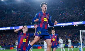 Pemain Barcelona, Marc Bernal, melakukan selebrasi setelah mencetak gol ke gawang Newcastle United pada pertandingan leg kedua babak 16 besar Liga Champions di stadion Camp Nou di Barcelona (19/3/2026). (AP Photo/Joan Monfort)