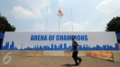 Seseorang melintas di depan banner arena champions di Istora Senayan, Jakarta, Jumat (7/8/2015). Jelang perhelatan Kejuaraan Bulutangkis Dunia 2015, sejumlah persiapan terus dilakukan pihak panitia pelaksana. (Liputan6.com/Helmi Fithriansyah)