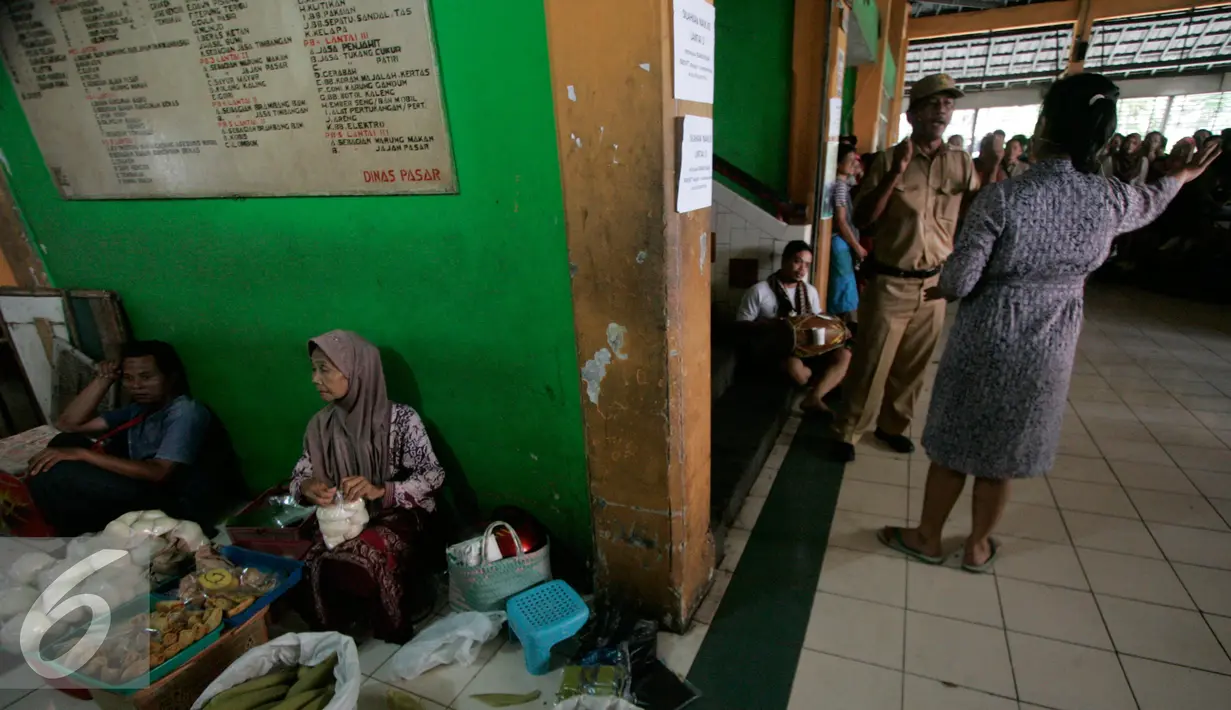 Teater berjudul 'Bank Pasar Rakyat' dimainkan di tengah Pasar Beringharjo dengan melibatkan paguyuban pedagang pasar kota Yogyakarta, Rabu (21/9).  (Liputan6.com/Boy Harjanto)