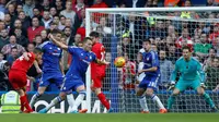 Pemain Liverpool, Philippe Coutinho,mencetak gol kedua Liverpool ke gawang Chelsea dalam laga Liga Premier Inggris di Stadion Stamford Bridge, London, Sabtu (31/10/2015). (AFP Photo/Ian Kington)
