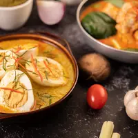 Ilustrasi gulai telur santan | copyright freepik.com/jcomp
