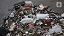 Tumpukan sampah terlihat di Pintu Air Manggarai, Jakarta, Minggu (29/12/2019). Hujan deras yang mengguyur Jakarta dan sekitarnya sejak pagi hingga siang tadi menyebabkan penumpukan sampah di Pintu Air Manggarai. (merdeka.com/Iqbal Nugroho)