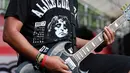 Aksi panggung Eben, Gitaris Burgerkill mampu membuat penonton melakukan 'headbanging' lantaran terbawa suasana. (Deki Prayoga/Bintang.com)