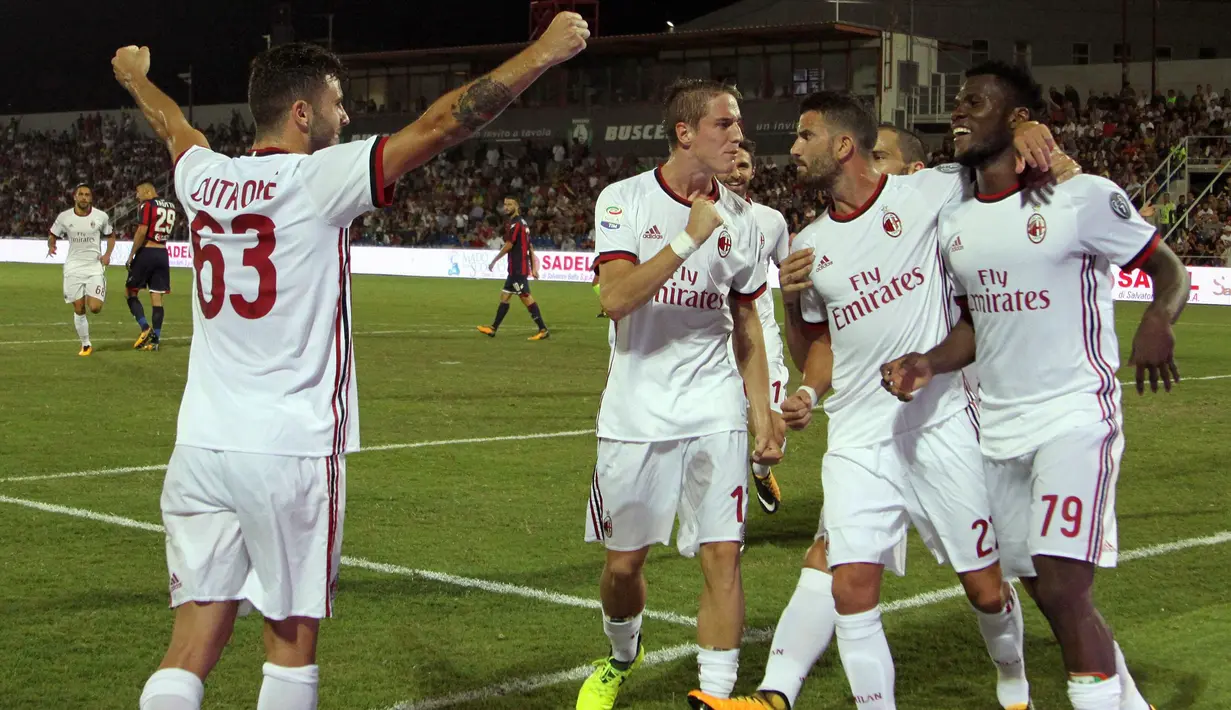 Selebrasi para pemain AC Milan saat merayakan gol Frank Kessie ke gawang FC Crotone di Ezio Scida Stadium, (20/8/2017). Milan menang 3-0. (Albano Angilletta/ANSA via AP)