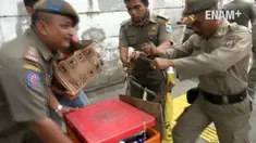 Beberapa pedagang di pasar Tanah Abang menolak bahkan melakukan perlawanan saat barang dagangannya akan dibawa petugas. 