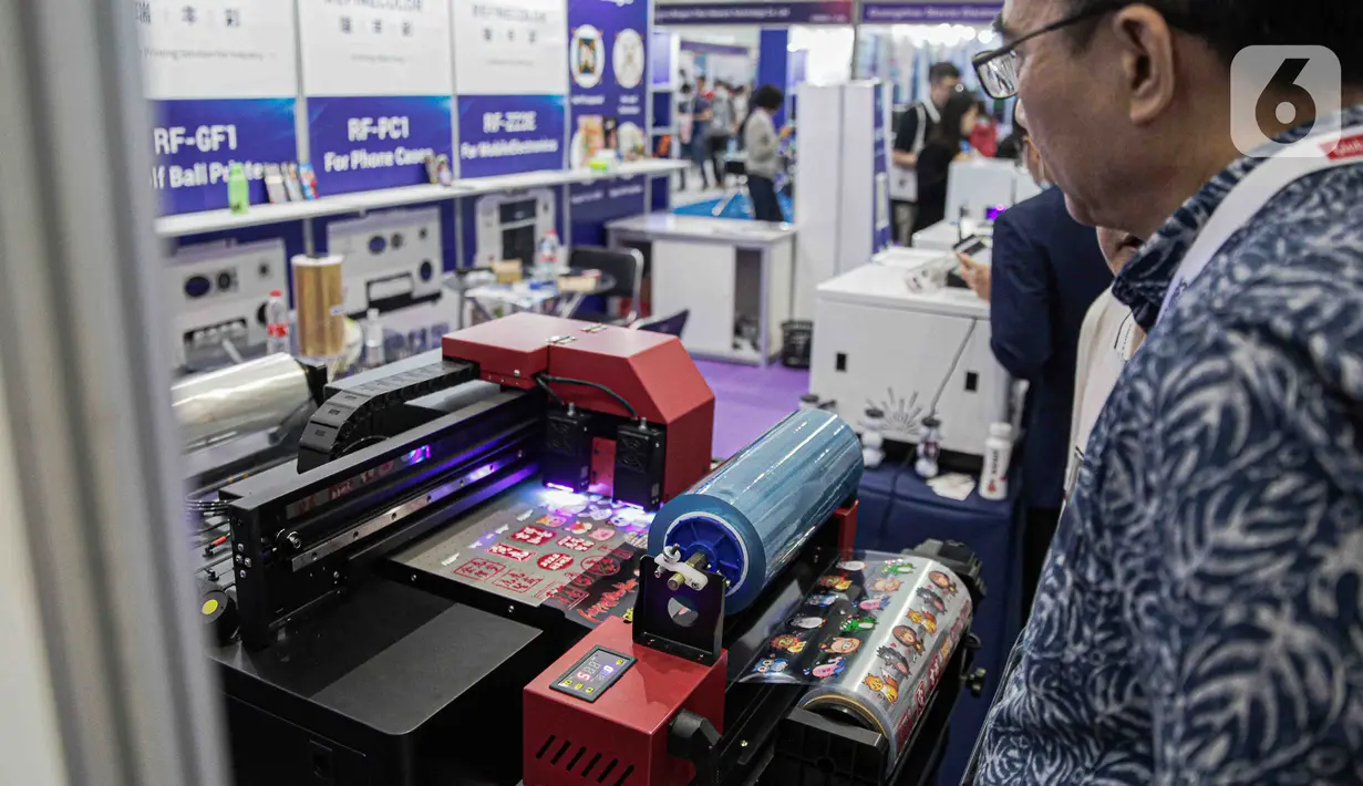 Pengunjung melihat sejumlah barang elektronik pada pameran Global Sources Electronics Indonesia (GSEI)  di Jakarta Convention Center (JCC), Kamis (7/12/2023). (Liputan6.com/Faizal Fanani)