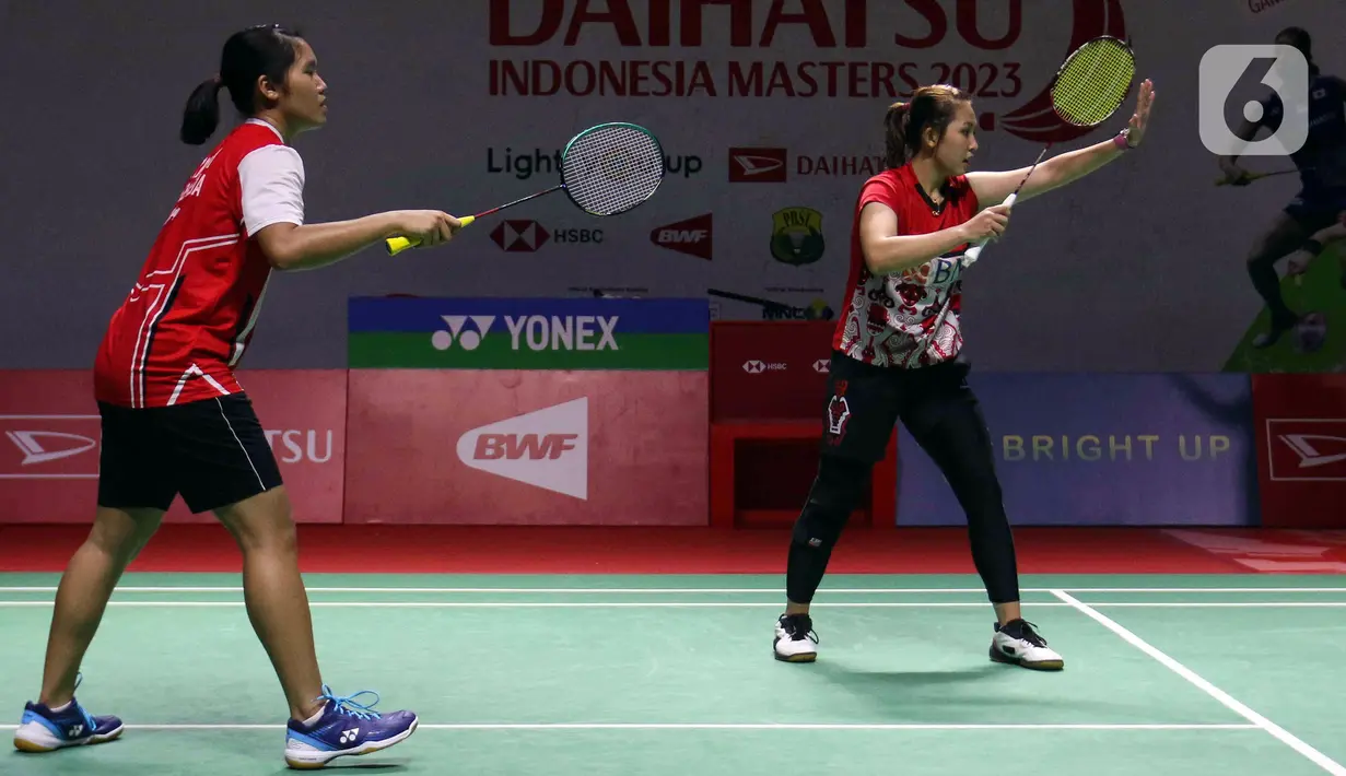 Pebulu tangkis ganda putri Indonesia Lanny Tia Mayasari/Ribka Sugiarto saat bertanding melawan ganda putri India Tanisha Crasto/Ashwini pada babak 16 besar Daihatsu Indonesia Masters 2023 di Istora Senayan, Jakarta, Kamis (26/1/2023). Pasangan Lanny/Ribka terhenti di babak 16 besar Indonesia Masters 2023 dengan skor 19-21, 21-18, dan 23-21. (Liputan6.com/Herman Zakharia)