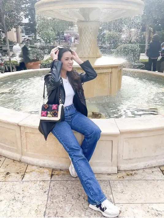 Raisa juga bisa menjadi inspirasimu mengenakan jaket kulit. Saat liburan ke Amerika, penyanyi kebanggan Indonesia ini mengenakan jaket kulit dengan inner tshirt putih dipadukan celana denim dan sneakers. Sling bag pun cocok dikenakan olehnya. @raisa6690