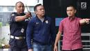 Bupati Pakpak Bharat Sumatera Utara, Remigo Yolanda Berutu (tengah) digiring petugas saat tiba di Gedung KPK, Jakarta, Minggu (18/11). Remigo terkena OTT terkait dugaan penerimaan suap proyek di Dinas PUPR. (Liputan6.com/Helmi Fithriansyah)