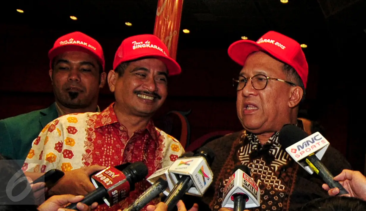 Menteri Pariwisata Arief Yahya (tengah), bersama Chairman Tour de Singkarak Sapta Nirwandar (kanan) saat memberikan keterangan pers terkait acara Tour de Singkarak (TDS) 2015 di Padang, Jakarta, Jumat (12/6/2015). (Liputan6.com/Yoppy Renato)