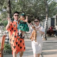 Pasangan selebriti Siti Badriah dan Krisjiana Baharudin merayakan ulang tahun pertama putrinya, Xarena Zenata Denallie Baharudin. Berikut beberapa potretnya yang mengusung tema  The Flinstones untuk ultah Xarena. [Instagram/krisjianabah]