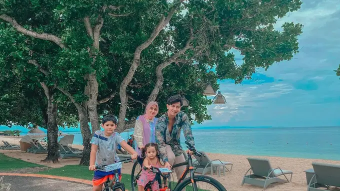 7 Momen Liburan Keluarga Sonny Septian dan Fairuz A Rafiq Ke Bali