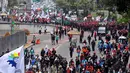 Para buruh yang mengenakan baju hitam-hitam dan ikat kepala merah itu tampak memadati jalan, Jakarta, (2/10/14). (Liputan6.com/Johan Tallo)  