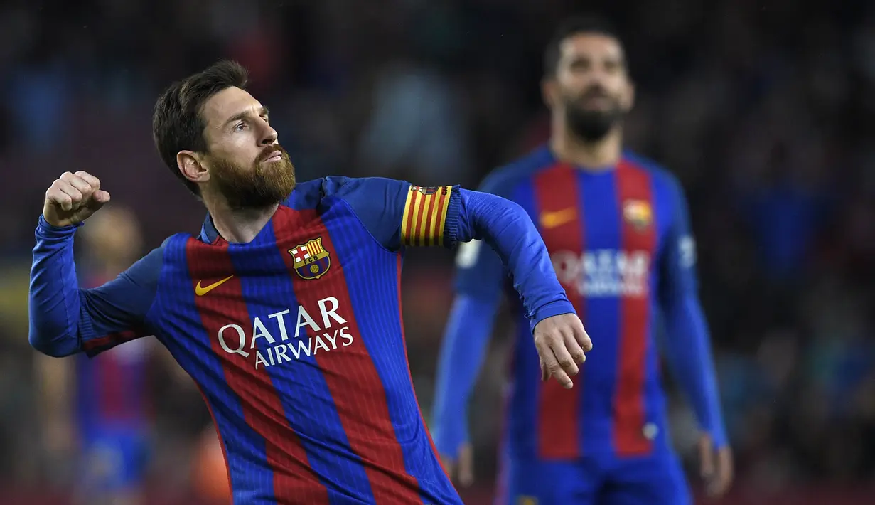 Bintang Barcelona, Lionel Messi, merayakan gol yang dicetaknya ke gawang Osasuna pada laga La Liga di Stadion Camp Nou, Barcelona, Rabu (26/4/2017). Barcelona menang 7-1 atas Osasuna. (AFP/Lluis Gene)